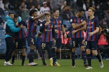 Barcelona acaba con su sequía de títulos, vence 3-1 al Real Madrid en la Supercopa de España