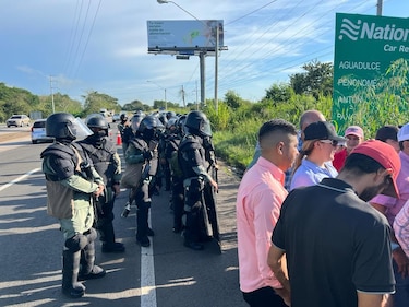 Promotores de vivienda reclaman pagos adeudados; protestan en Divisa 