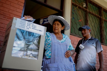 Las mesas electorales comienzan a cerrar tras ocho horas de votación en Bolivia