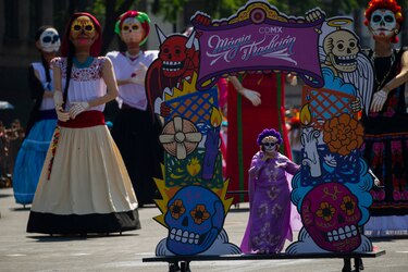 Desfile de Día de Muertos retorna tras la pandemia y colma calles de Ciudad de México