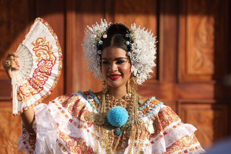 Fotogalería: Tunas de tambores y violines en el Martes de Carnaval en Santo Domingo
