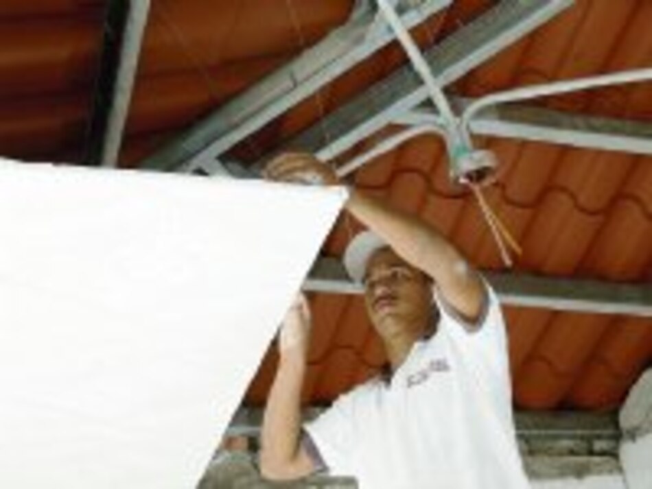 Una familia se abre paso haciendo láminas de yeso para cielo raso