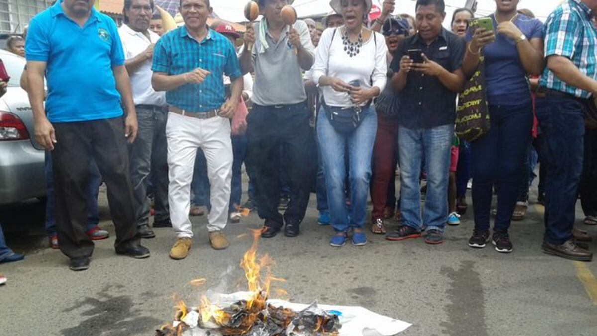 Docentes aprueban una huelga indefinida