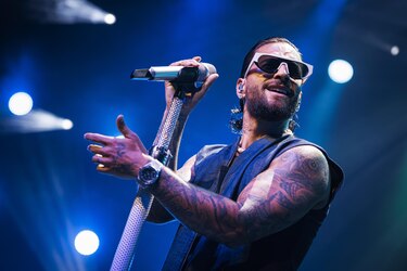 Maluma anuncia en medio de un concierto que será padre de una niña
