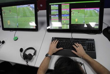 FIFA insta a árbitros a tomarse tiempo para revisar video
