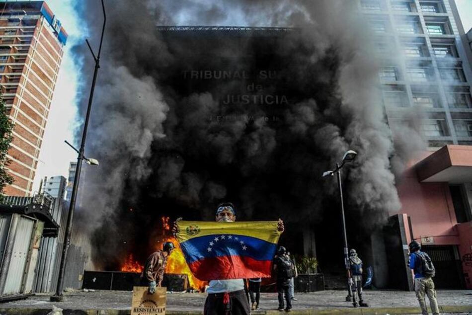 Manifestantes queman edificio de justicia durante disturbios en Caracas