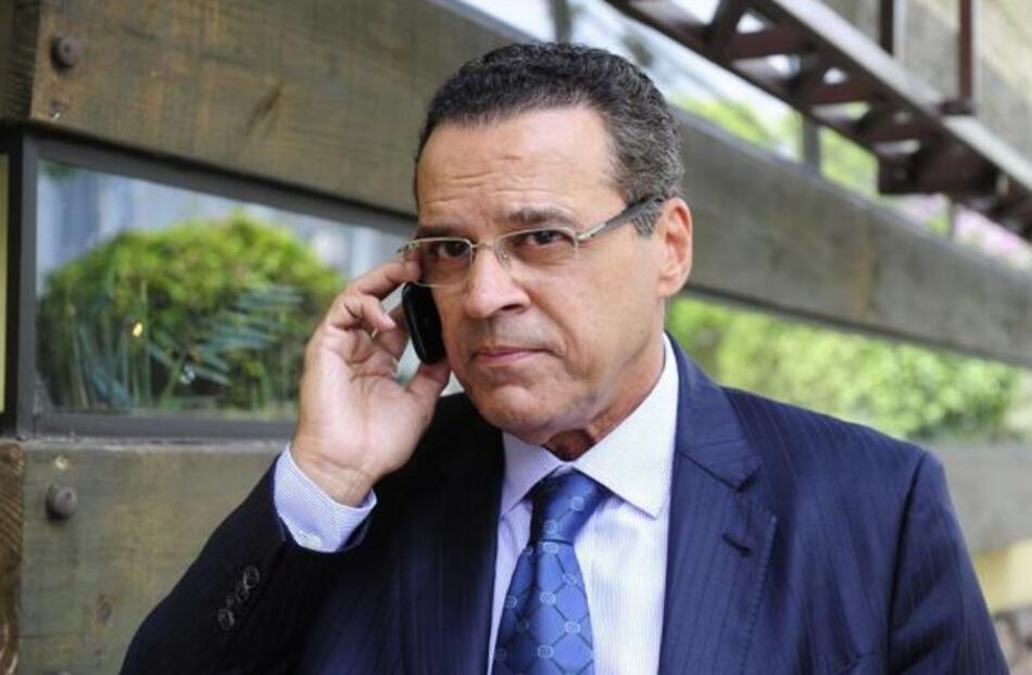 Primera renuncia de un ministro de Rousseff, que trata de contener la estampida