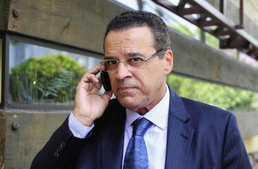 Primera renuncia de un ministro de Rousseff, que trata de contener la estampida