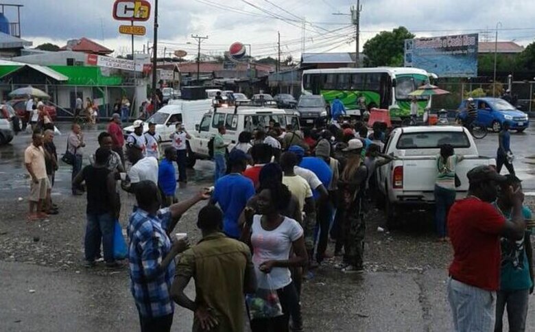 Africanos aguardan en la frontera