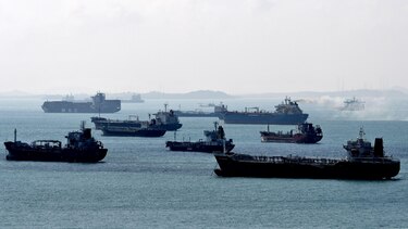 Qué es la flota de buques fantasma por la que se acusa a Venezuela de burlar las sanciones para exportar su petróleo