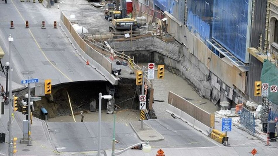 Socavón causa evacuación en centro de Ottawa
