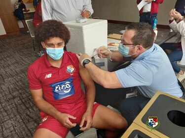 16 jugadores de la selección nacional de fútbol reciben vacuna contra la Covid-19 en Estados Unidos