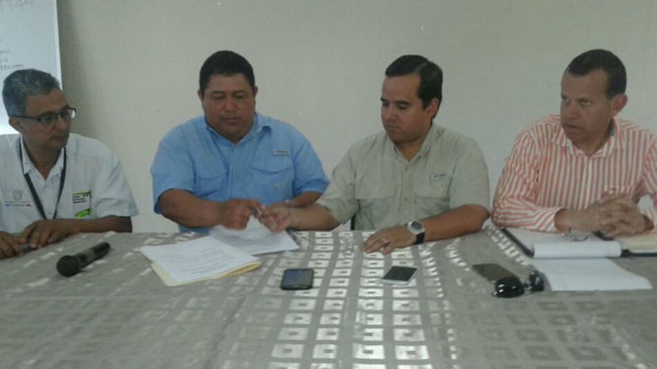 Ministro de Desarrollo Agropecuario y productores de arroz firman acuerdo para solucionar problema del grano