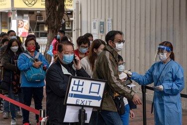 Nuevas infecciones por covid alcanzan cifra récord en Hong Kong