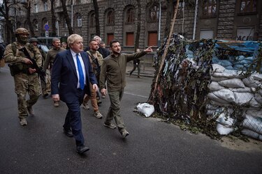 Boris Jonhnson ofrece a Ucrania blindados y misiles antibuques