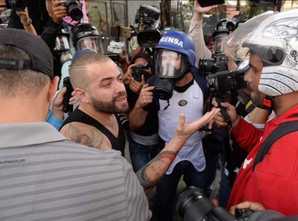 El cantante venezolano Nacho, afectado por gases en protesta opositora
