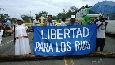 Moradores cierran puente sobre el río Changuinola