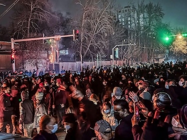 ‘Enemigos de Dios’: las protestas en Irán desafían a las fuerzas de seguridad, a pesar de los reportes de cientos de muertos y heridos