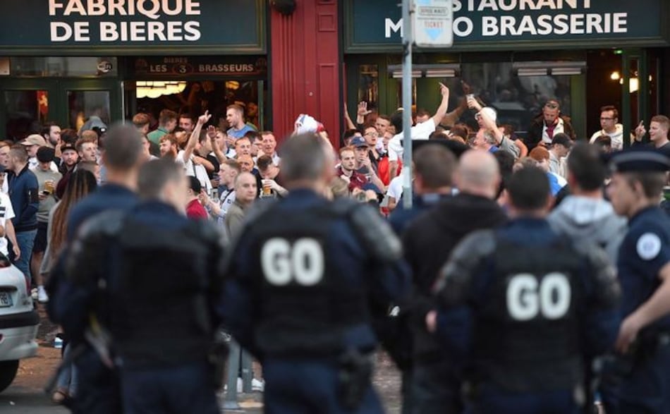 Siguen peleas entre hinchas ingleses y rusos