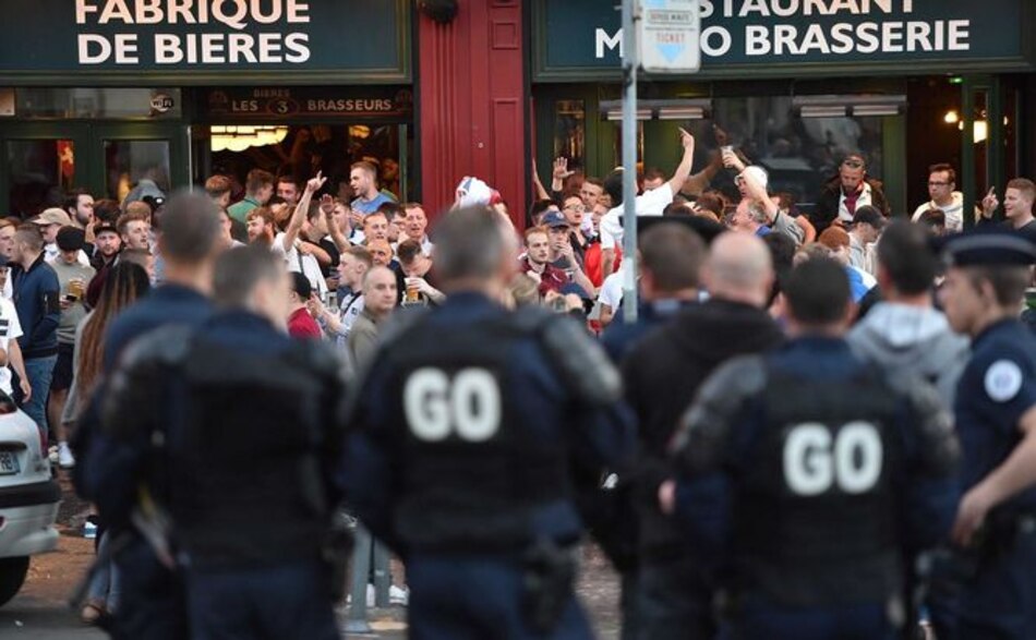 Siguen peleas entre hinchas ingleses y rusos