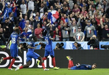 Francia amansa a Islandia y se mete en semifinales