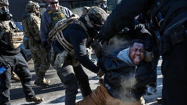 Protestas e indignación en EU tras la muerte de un manifestante en Mineápolis a manos de agentes migratorios