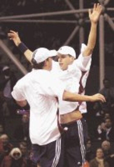 EU gana el doble y sigue vivo en Copa Davis