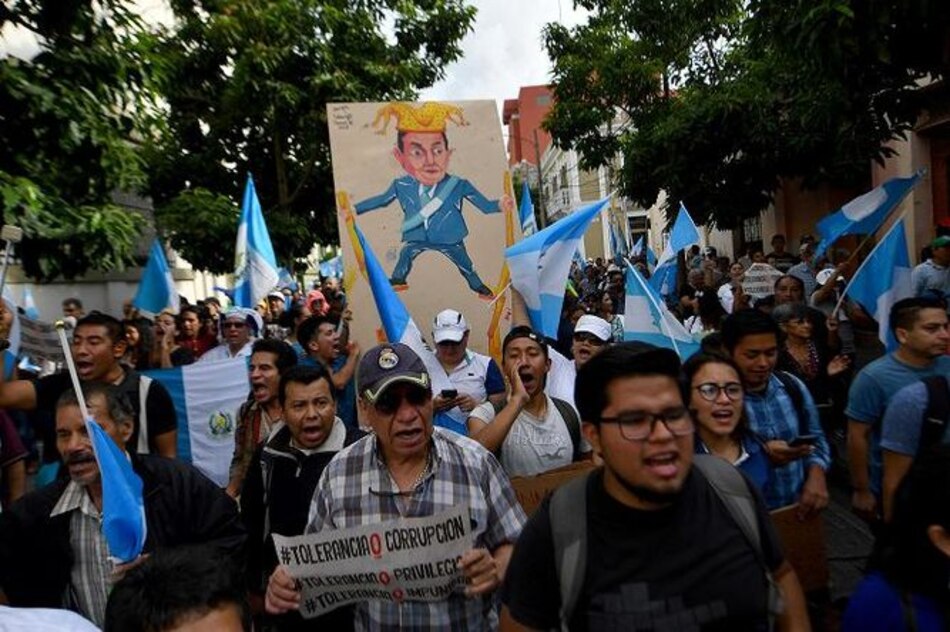 Guatemaltecos piden en la calle renuncia de presidente por corrupción