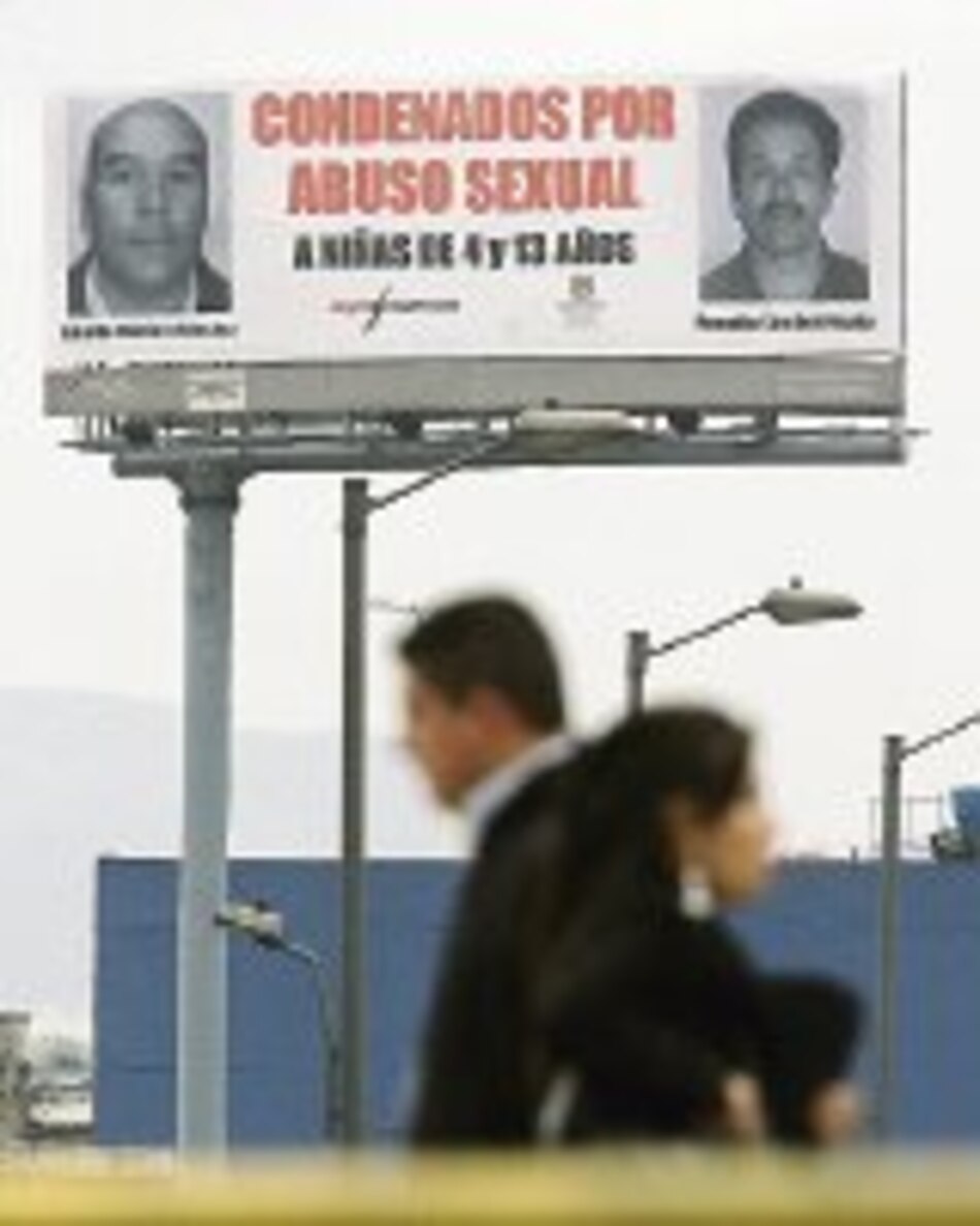 Instalan ‘el muro de la infamia’