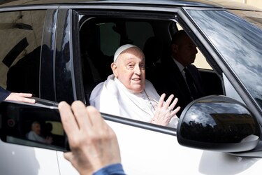 El papa visita una cárcel romana por Jueves Santo durante su convalecencia