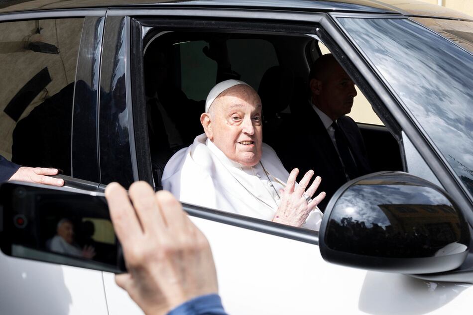 El papa visita una cárcel romana por Jueves Santo durante su convalecencia