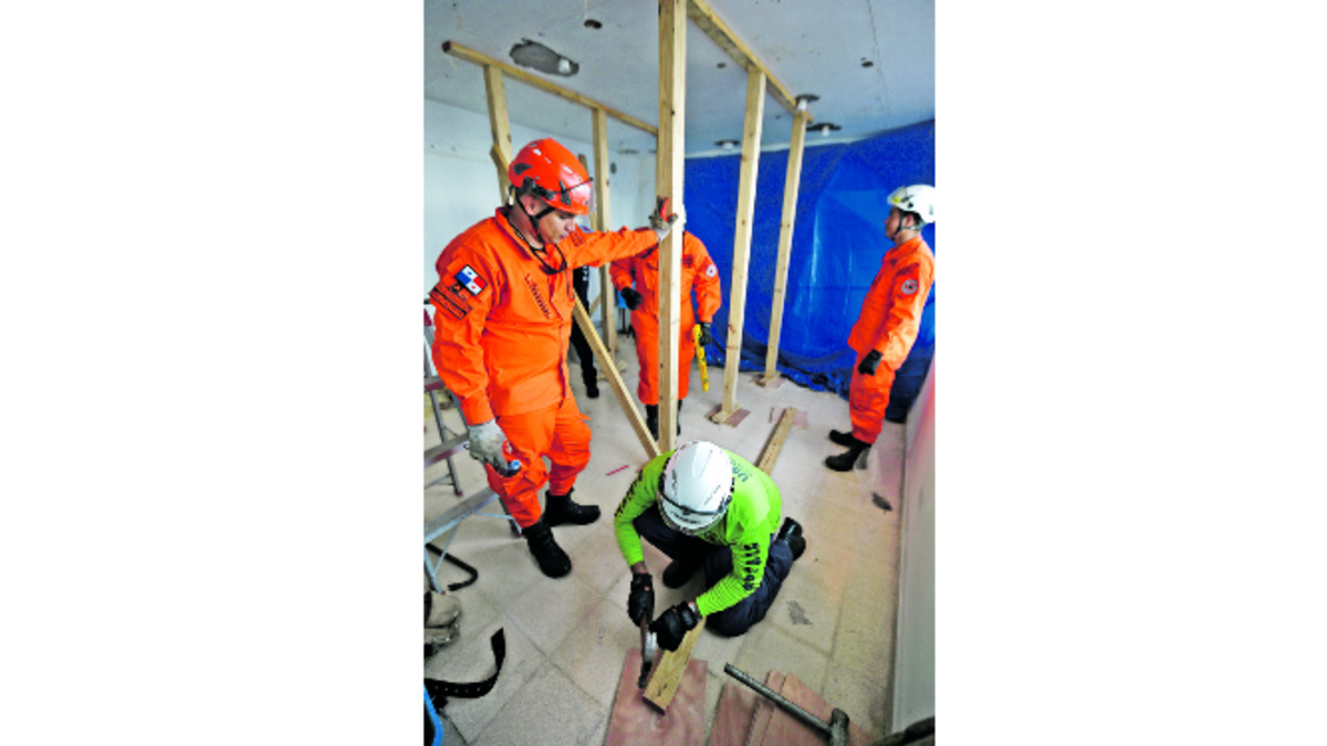 Personal de Sinaproc realizó ayer reparaciones en el P.H. Crystal, en Bella Vista.