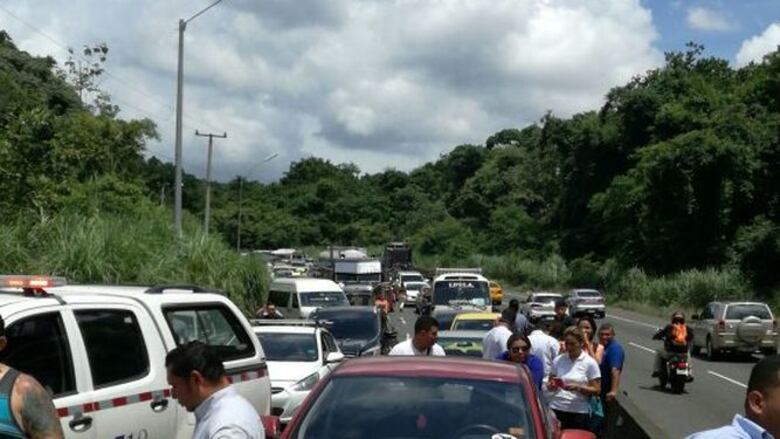 Se desprende contenedor de una mula en Loma Cová; tráfico detenido en el lugar