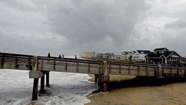 Vientos y lluvia del huracán Florence comienzan a azotar a ambas Carolinas