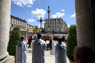 El entierro del papa Francisco se produjo ante el camarlengo y sus familiares