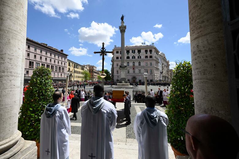 El entierro del papa Francisco se produjo ante el camarlengo y sus familiares