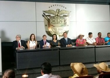 Gobierno firma acuerdo con indígenas sobre Barro Blanco; no descarta comprar la hidroeléctrica