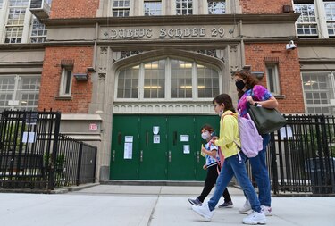 Nueva York cierra escuelas en algunos barrios para frenar segunda ola del virus