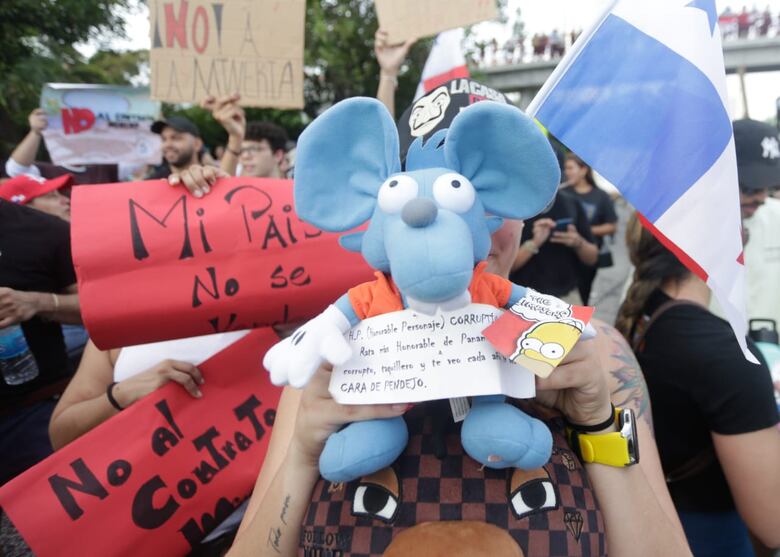 ‘Abajo el contrato minero’ piden los ciudadanos en una protesta en la cinta costera 