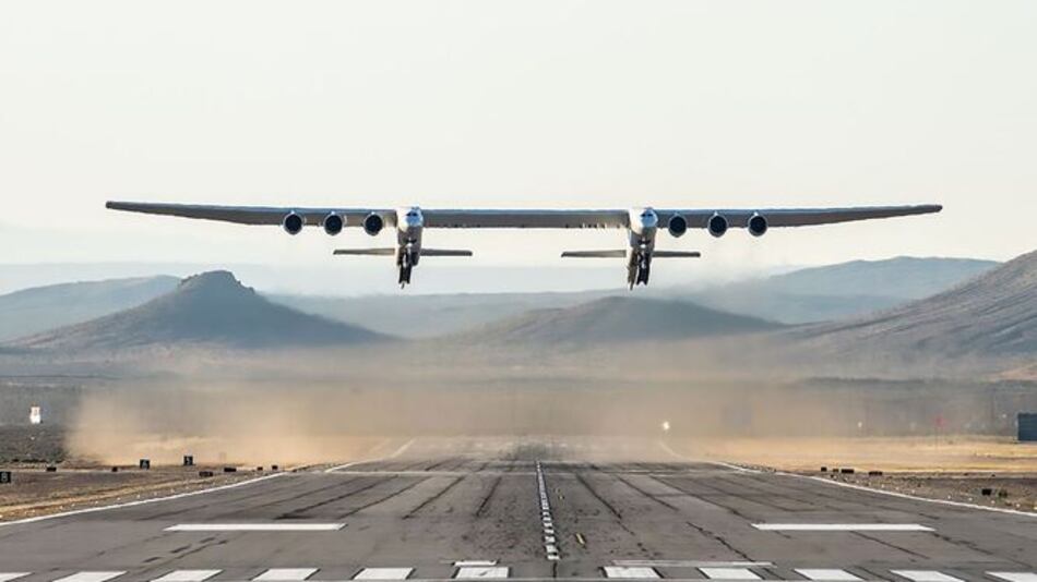El gigantesco avión Stratolaunch vuela por primera vez