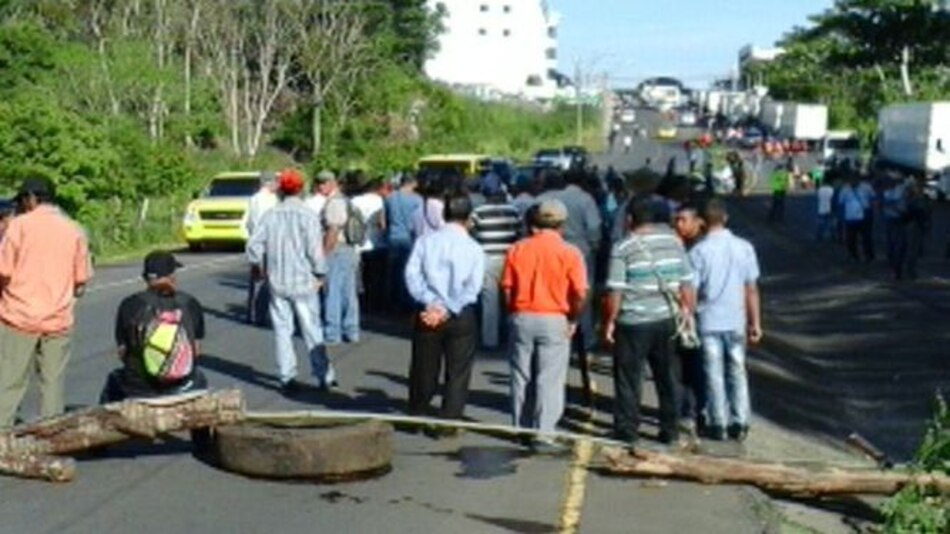 Cierre en la frontera en Paso Canoas causa enorme tranque vehicular