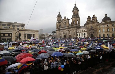 Protestas contra presidente Santos en Bogotá y Medellín