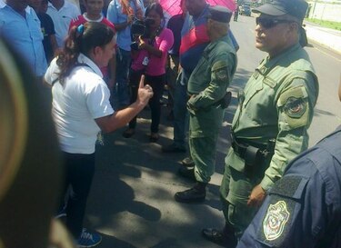 Colaboradores de Campos de Pesé protestan; policías impiden cierre de Interamericana