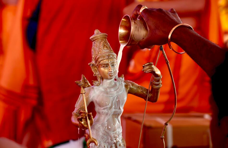 La India viste con flores y luces un histórico templo hindú en vísperas de su inauguración