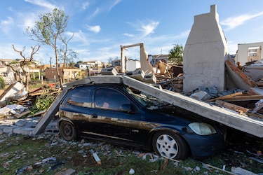 La ciudad destruida por un tornado en Brasil comienza a levantarse