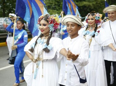 Colorido desfile honra los 506 años de Panamá la Vieja con música y cultura