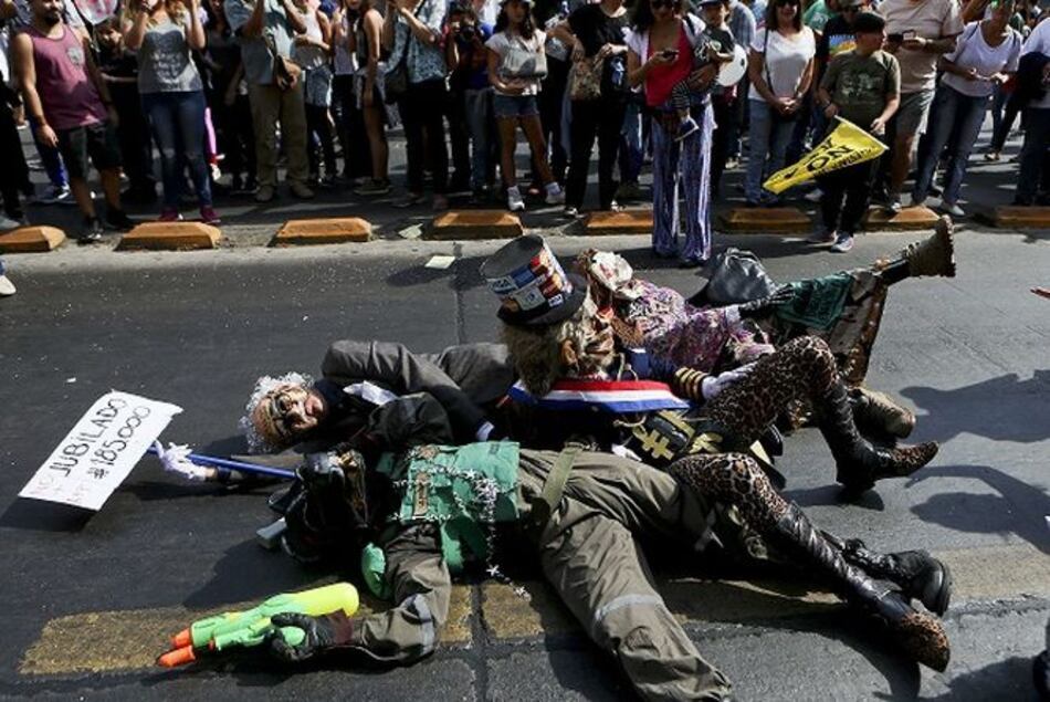 Miles de chilenos protestan contra sistema de pensiones