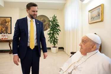 JD Vance, el último alto cargo internacional en reunirse con Francisco, lamenta su muerte