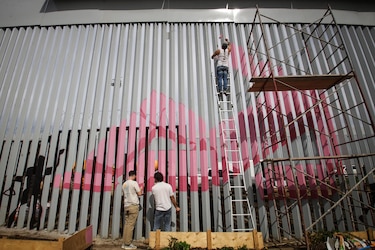 Artistas en México pintan nuevo muro fronterizo de Estados Unidos en forma de protesta