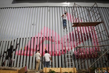 Artistas en México pintan nuevo muro fronterizo de Estados Unidos en forma de protesta